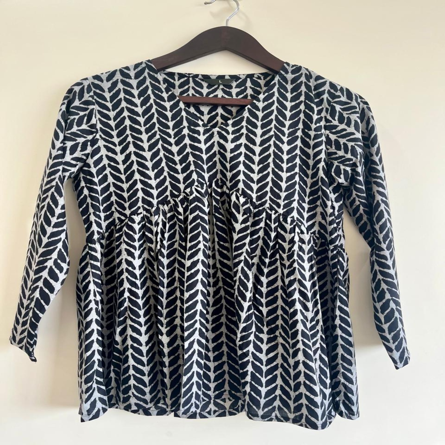 BU–B The New U Everyday Monochrome Leaf Print Cotton Long-Sleeve Tunic Top