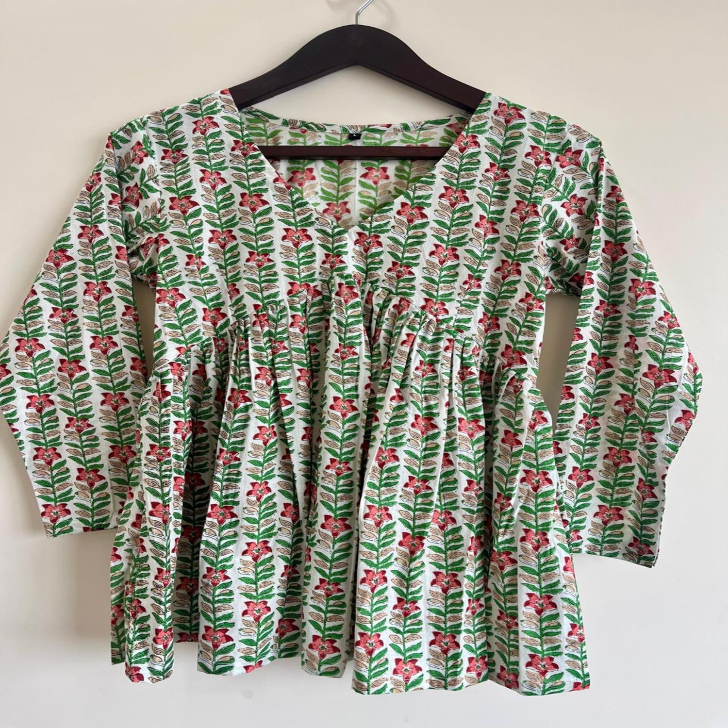 BU–B The New U Everyday Garden Charm White Floral Cotton Long-Sleeve Tunic Top